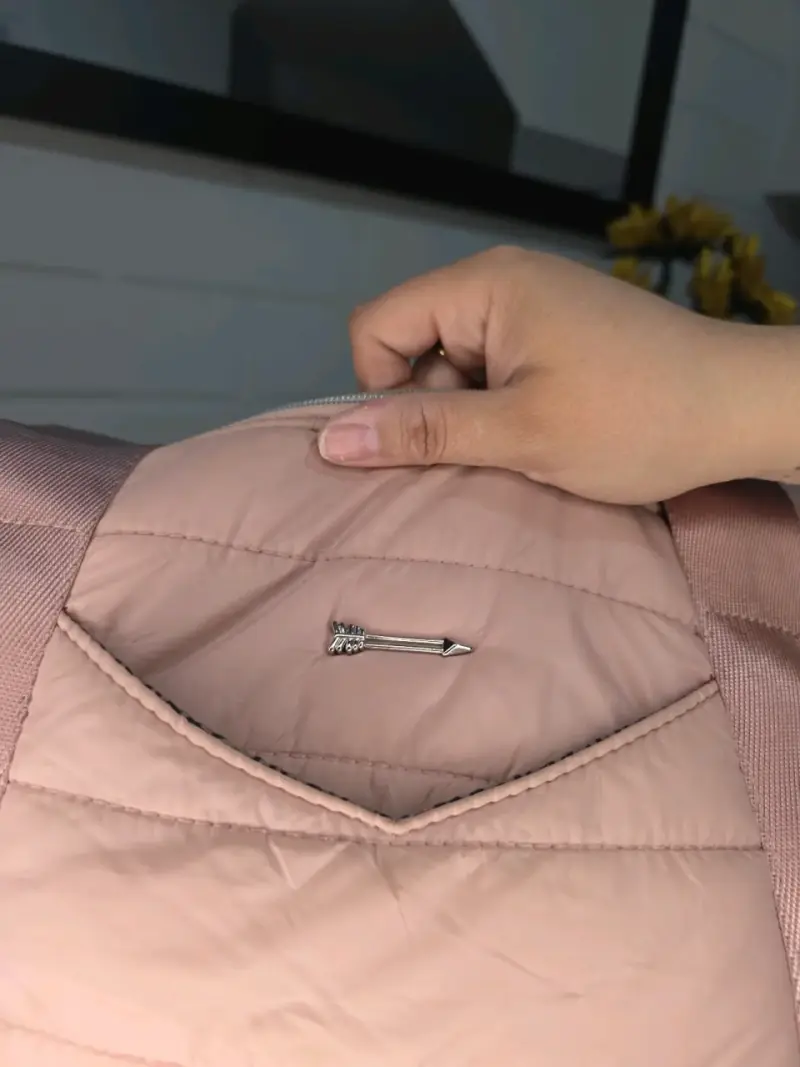 Bolso de viaje rosa acolchado con diseño moderno - 2