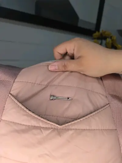 Bolso de viaje rosa acolchado con diseño moderno - miniatura 2