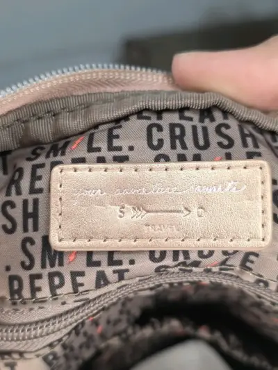 Bolso de viaje rosa acolchado con diseño moderno - miniatura 3