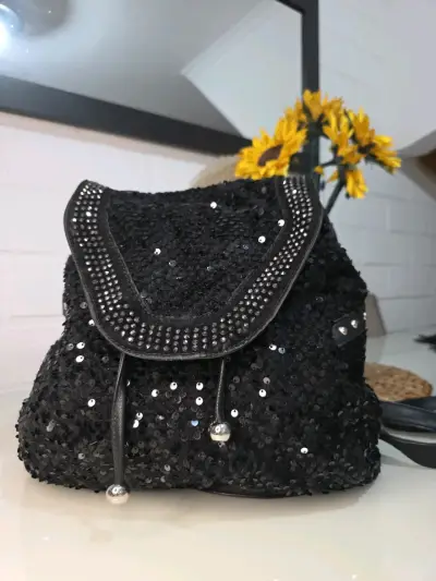 Mochila negra con lentejuelas y tachas - miniatura 1