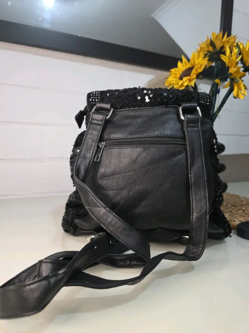 Mochila negra con lentejuelas y tachas - 2