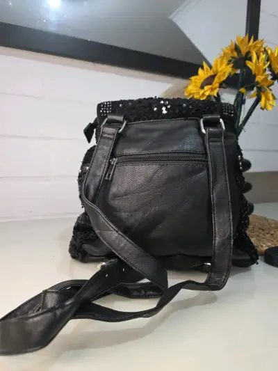 Mochila negra con lentejuelas y tachas - miniatura 2
