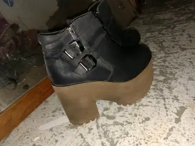 Botines de plataforma negros con hebillas - miniatura 1