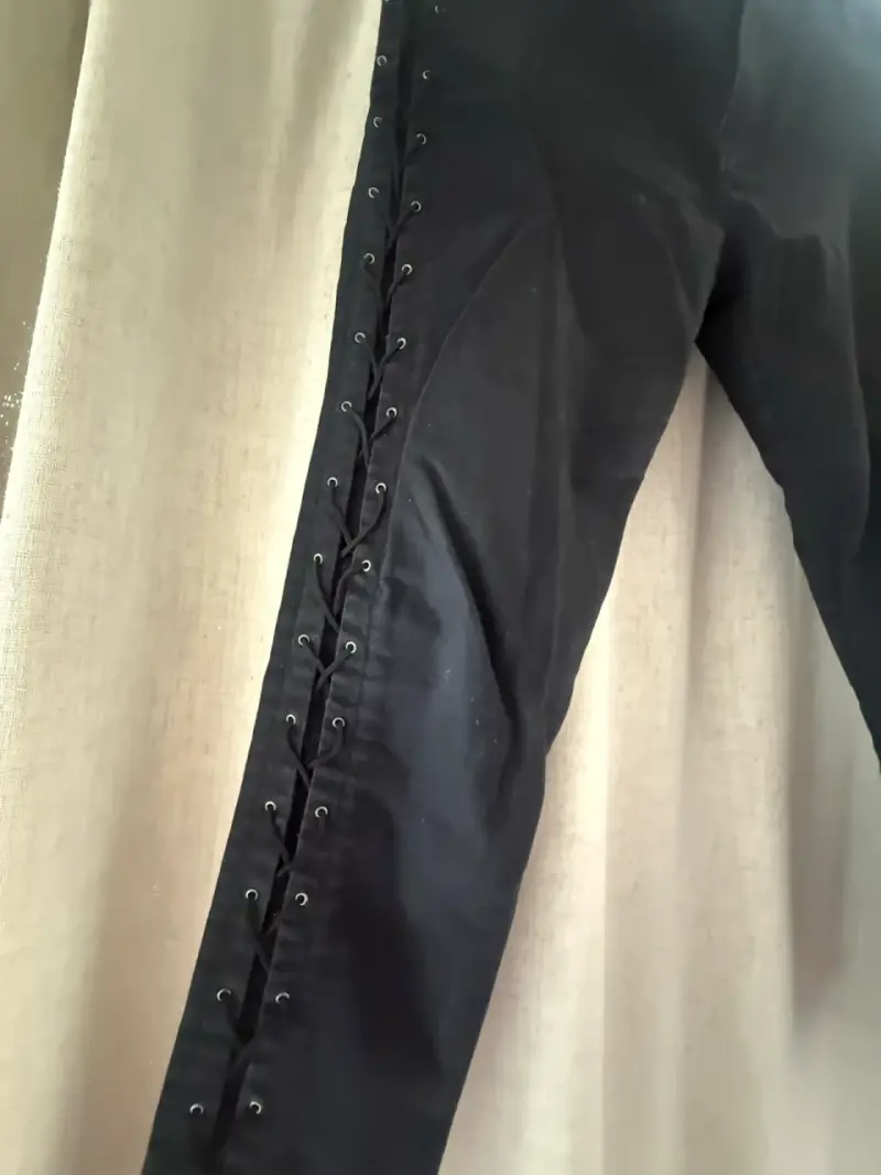 Pantalones negros diseño  cordones laterale - 2