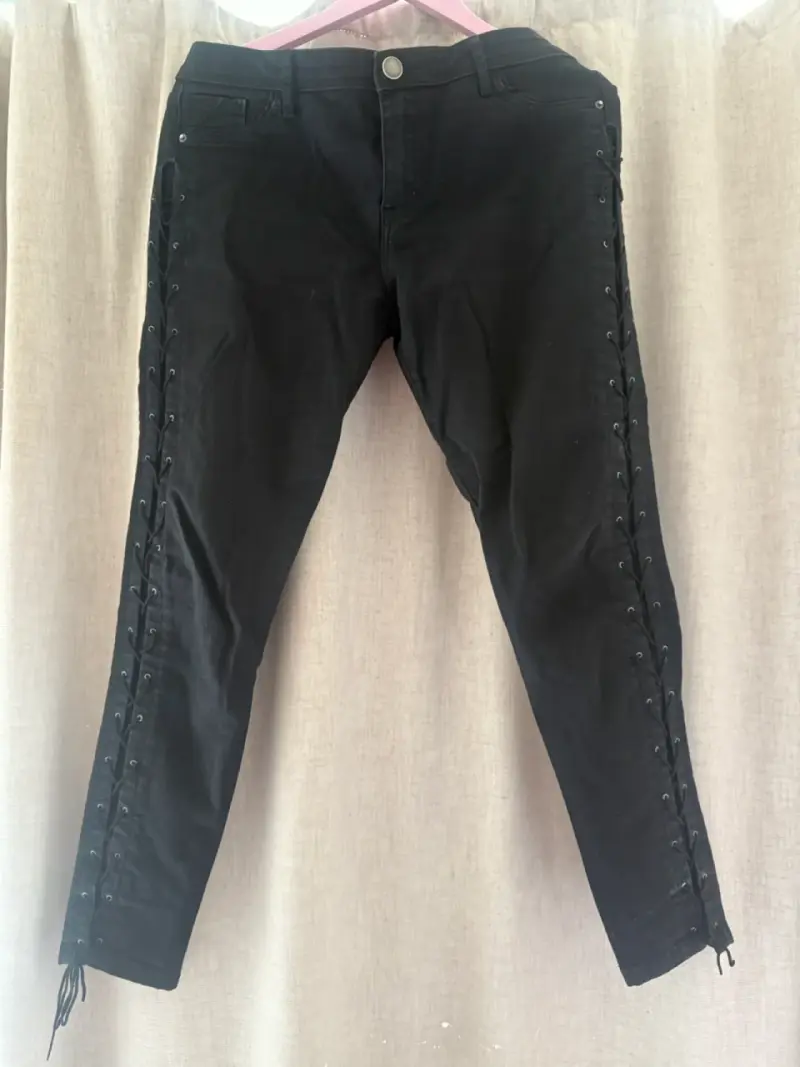Pantalones negros diseño  cordones laterale - 3