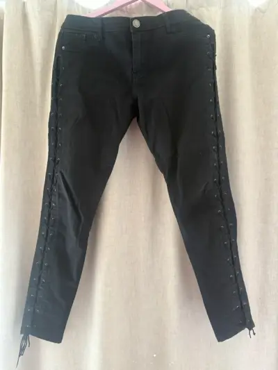 Pantalones negros diseño  cordones laterale - miniatura 3