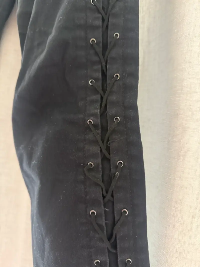 Pantalones negros diseño  cordones laterale - 4