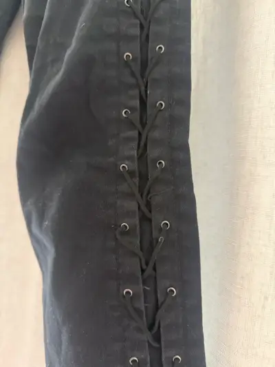 Pantalones negros diseño  cordones laterale - miniatura 4