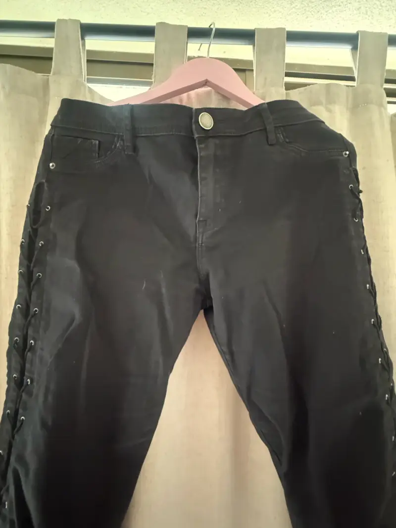 Pantalones negros diseño  cordones laterale - 5