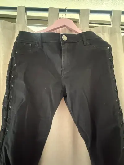 Pantalones negros diseño  cordones laterale - miniatura 5