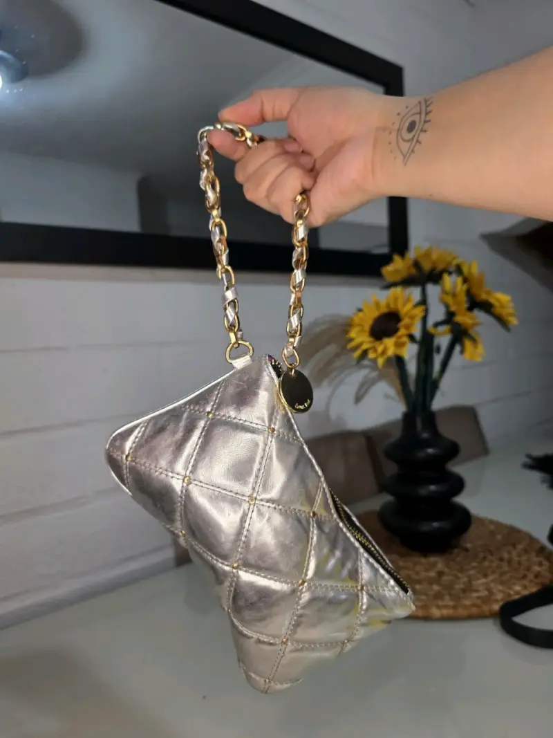 Cartera de mano plateada con cadena dorada - 1