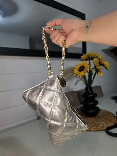 Cartera de mano plateada con cadena dorada - miniatura 1