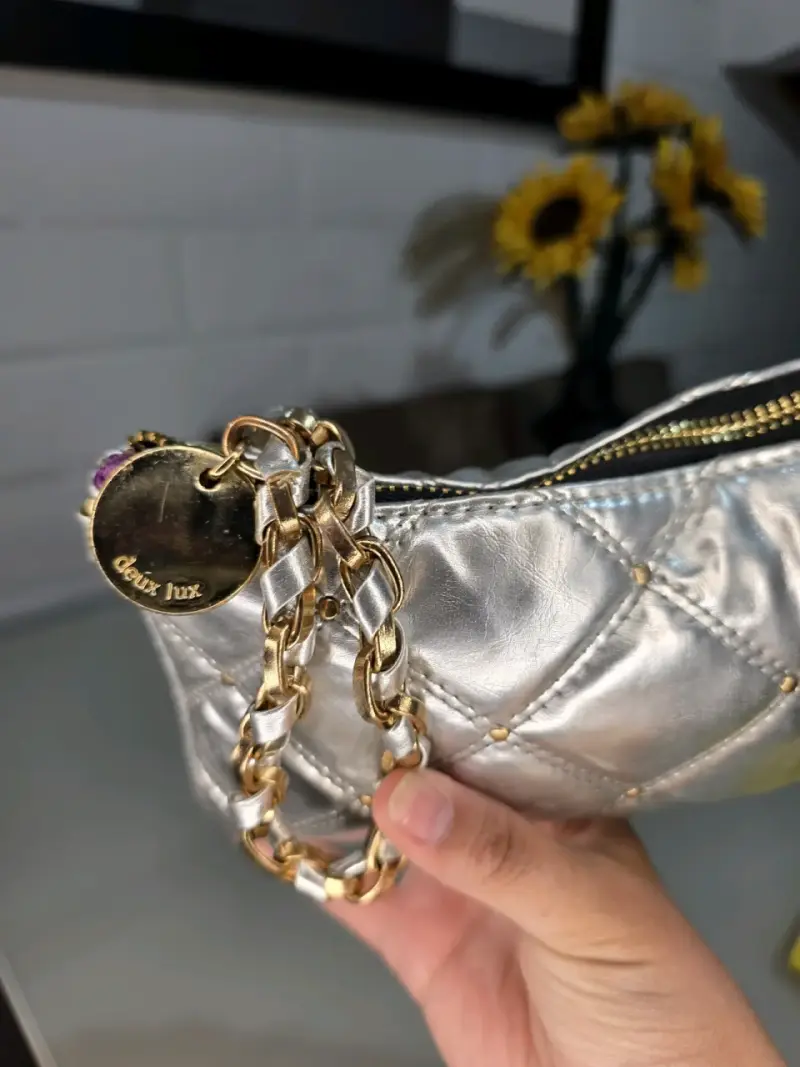 Cartera de mano plateada con cadena dorada - 2