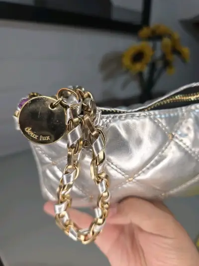 Cartera de mano plateada con cadena dorada - miniatura 3