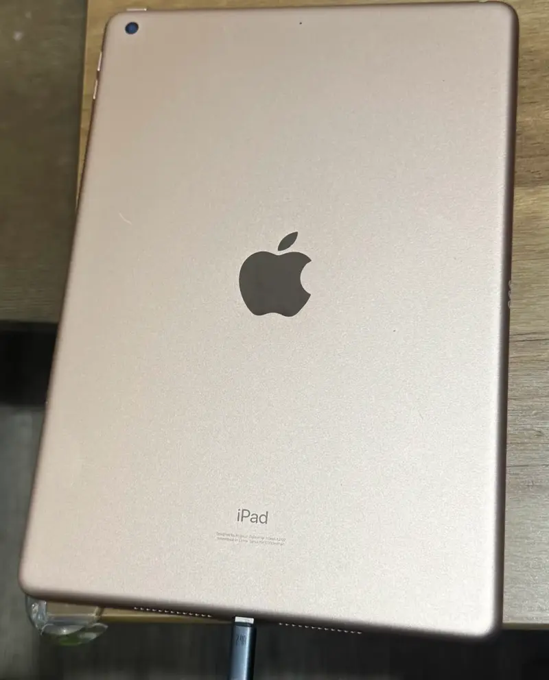 iPad 7ma Generación 32GB Dorado en Buen Estado - 2