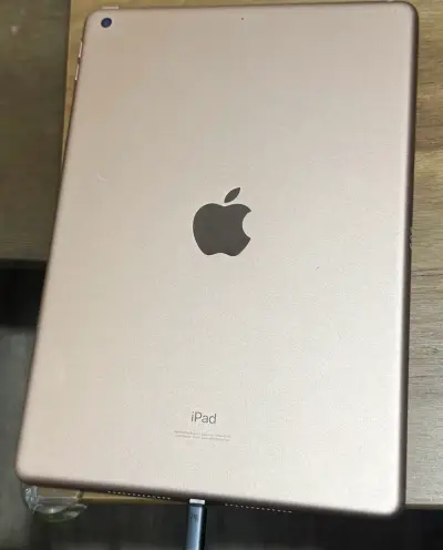 iPad 7ma Generación 32GB Dorado en Buen Estado - miniatura 2
