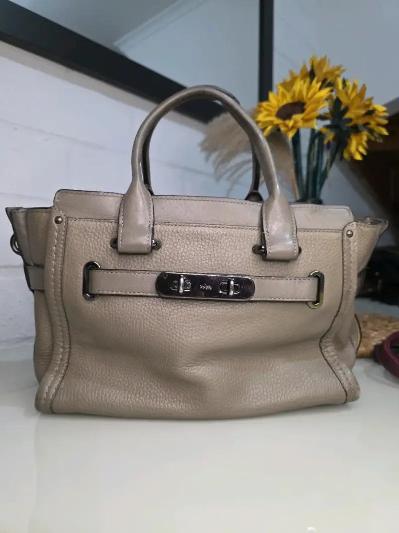 Bolso de cuero beige Coach con cierre metálico - 1