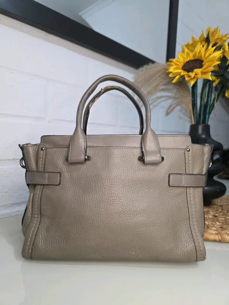 Bolso de cuero beige Coach con cierre metálico - 2