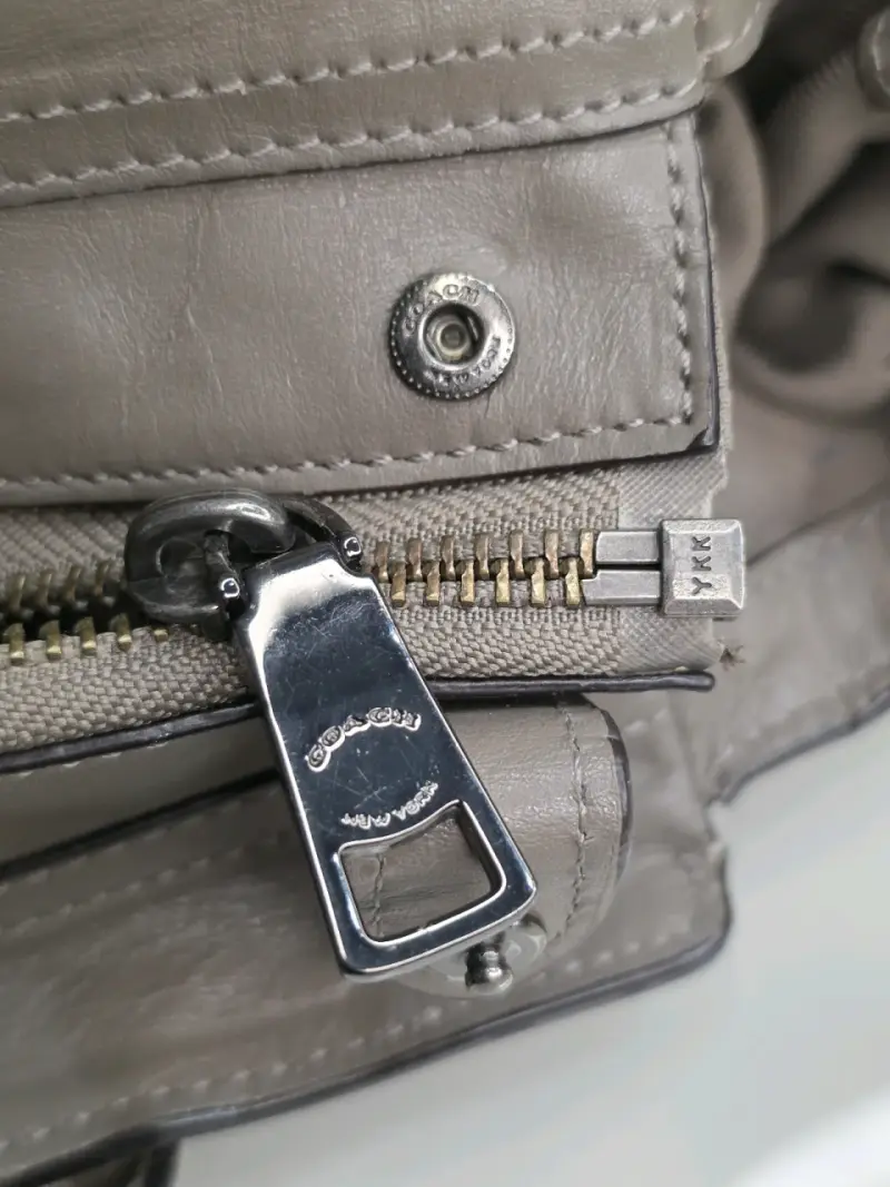 Bolso de cuero beige Coach con cierre metálico - 3