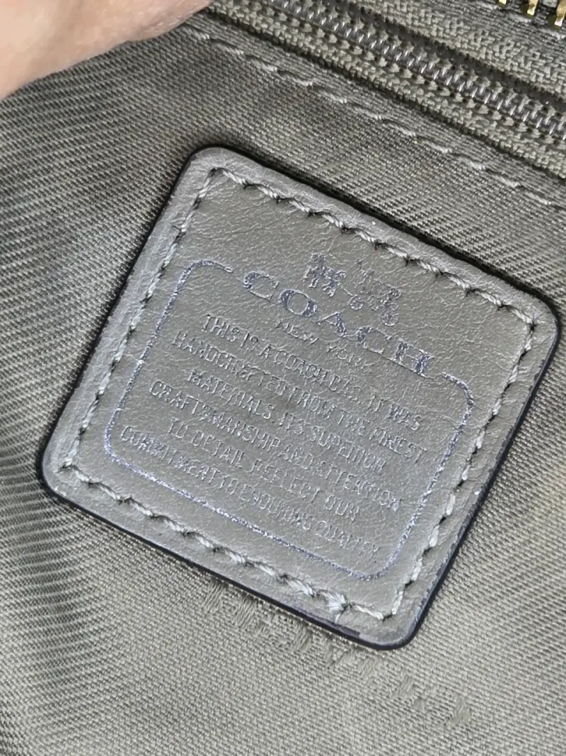 Bolso de cuero beige Coach con cierre metálico - 4