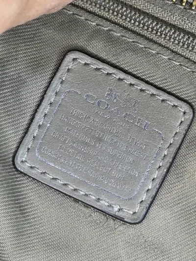 Bolso de cuero beige Coach con cierre metálico - miniatura 4