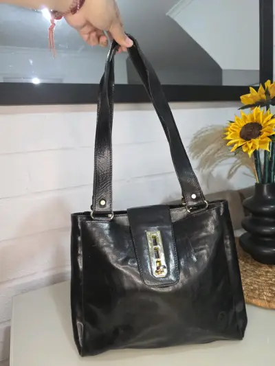 Cartera de cuero negra con cierre dorado - miniatura 1