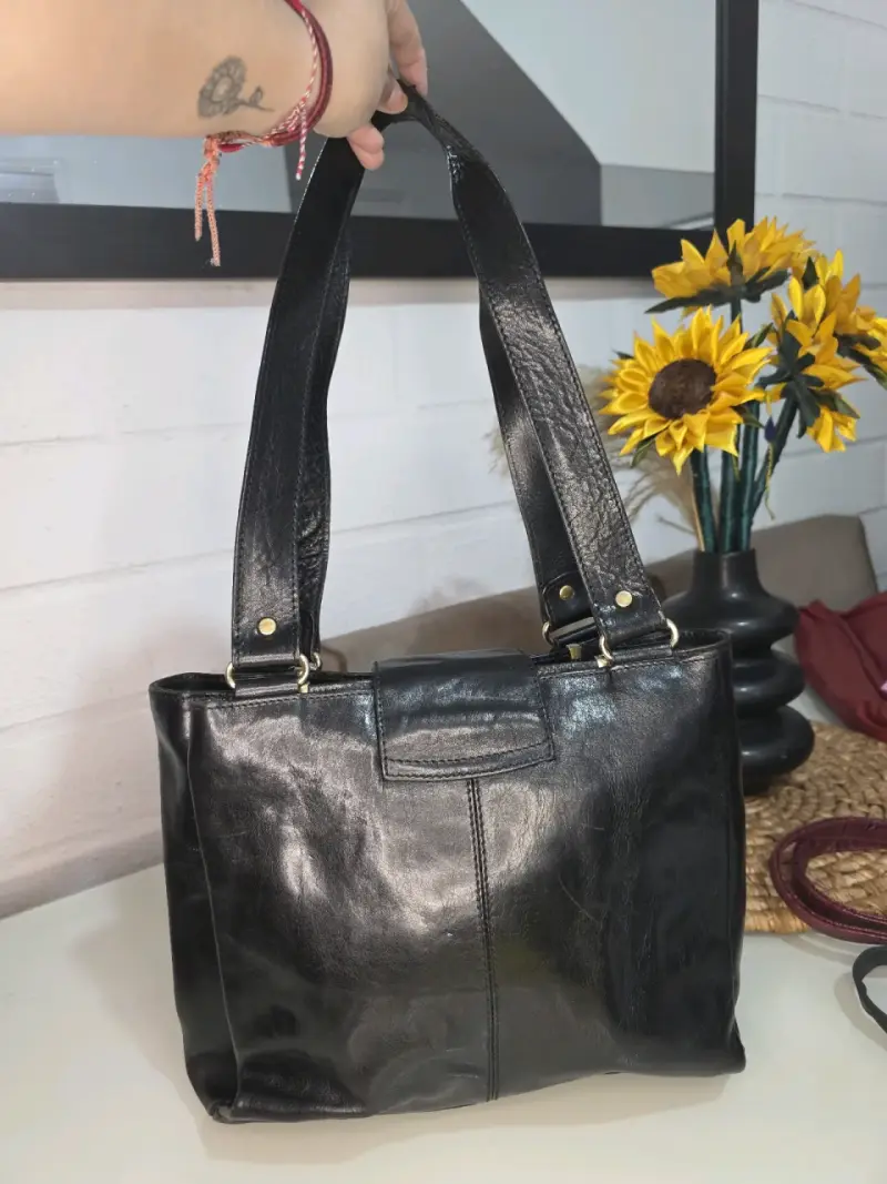 Cartera de cuero negra con cierre dorado - 2