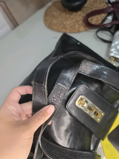 Cartera de cuero negra con cierre dorado - miniatura 3