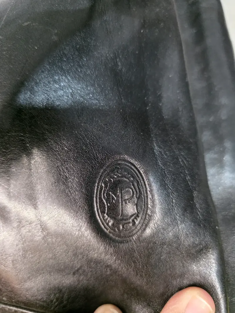 Cartera de cuero negra con cierre dorado - 4