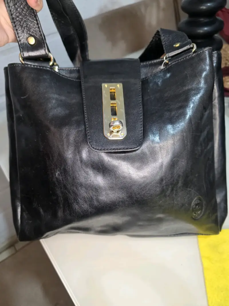 Cartera de cuero negra con cierre dorado - 5