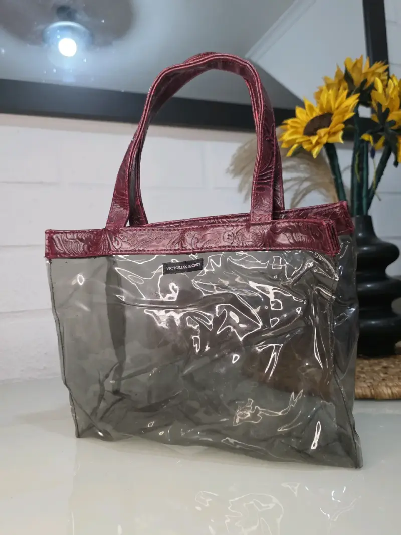 Bolso transparente Victoria's Secret con detalles rojos - 1