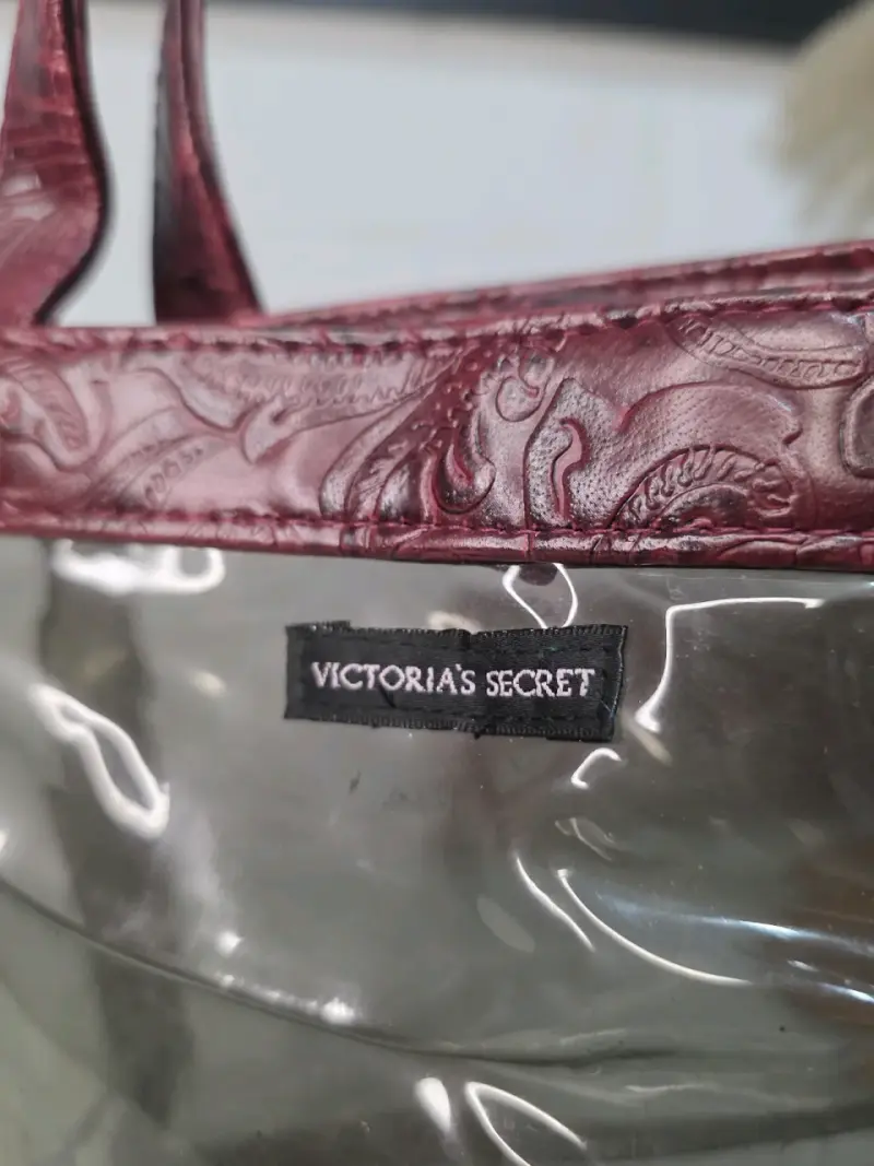 Bolso transparente Victoria's Secret con detalles rojos - 2