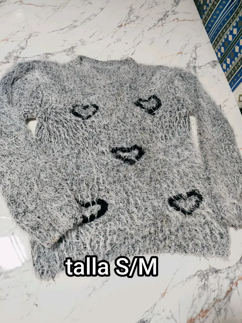 Suéter Peludo Gris con Corazones Talla S/M