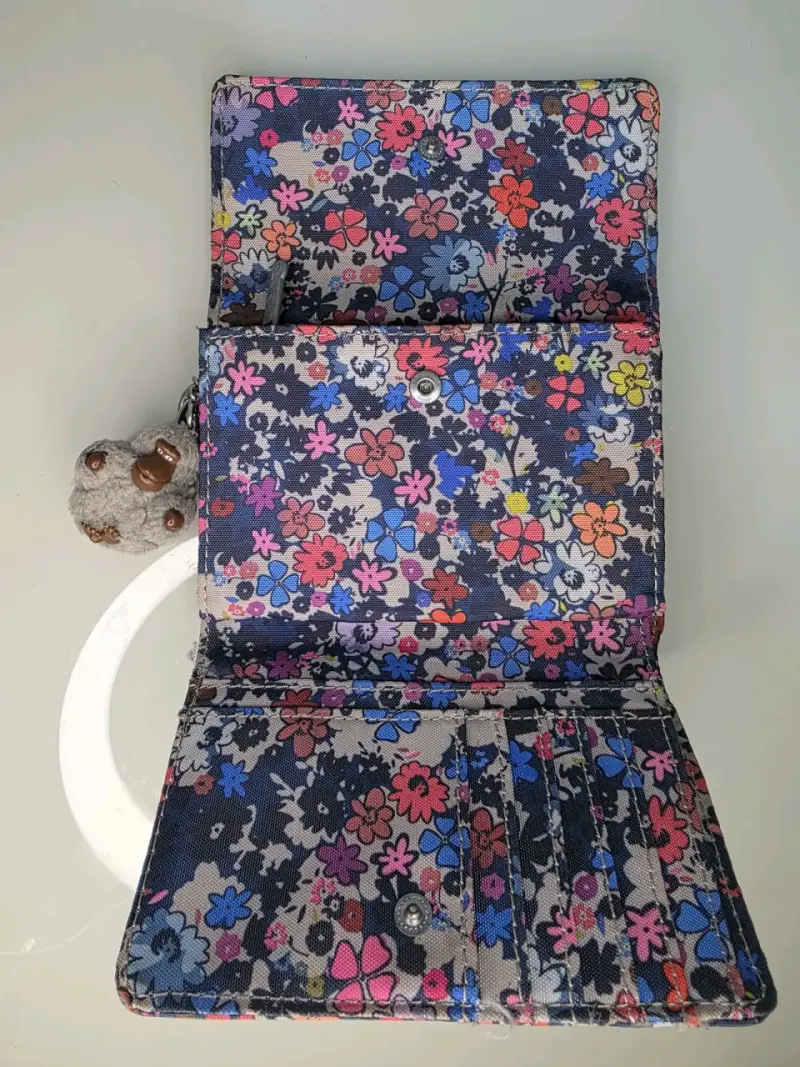 Billetera Kipling con diseño floral y llavero - 3