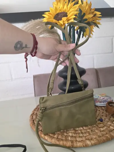 Cartera cruzada verde oliva con correa ajustable - miniatura 1