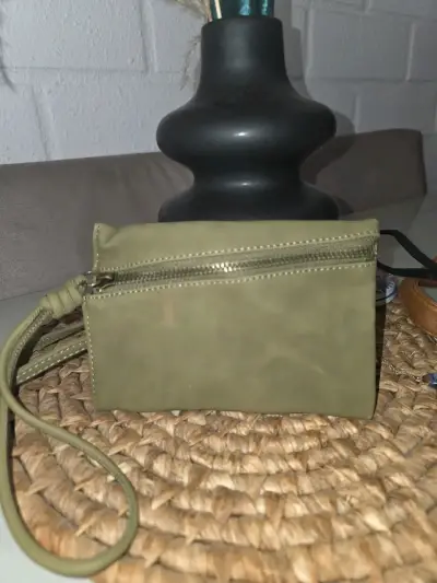 Cartera cruzada verde oliva con correa ajustable - miniatura 3