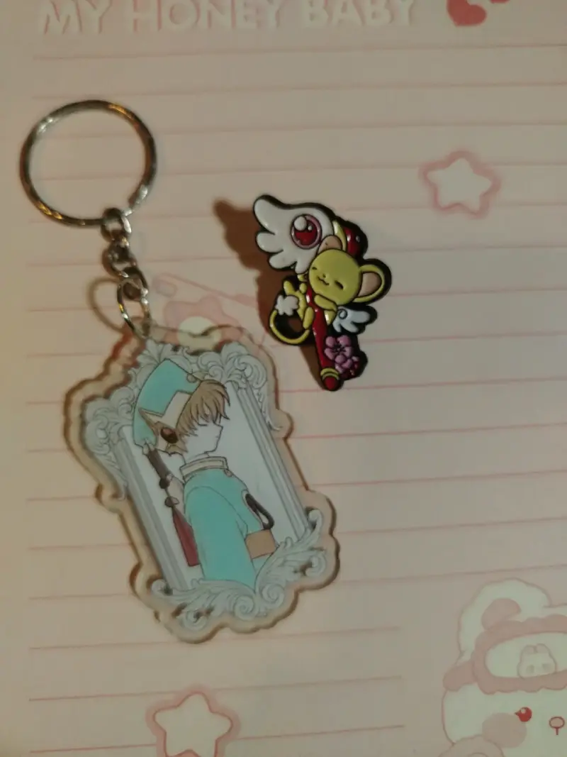 Llavero y pin de personaje animado