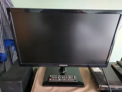 Monitor/Tv Samsung T22C300 con control remoto - miniatura 1