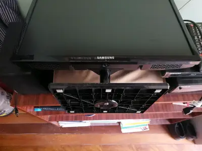 Monitor/Tv Samsung T22C300 con control remoto - miniatura 2