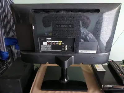Monitor/Tv Samsung T22C300 con control remoto - miniatura 5