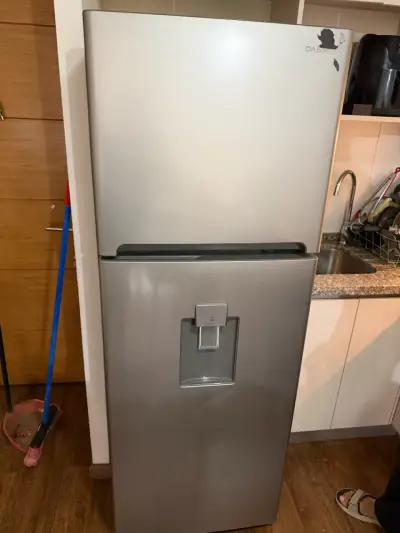 Refrigerador Daewoo con dispensador de agua - miniatura 1