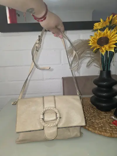 Cartera beige con hebilla decorativa - miniatura 1