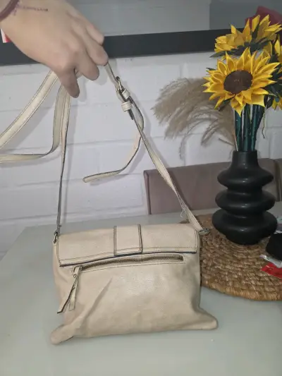 Cartera beige con hebilla decorativa - miniatura 2