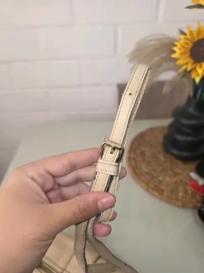 Cartera beige con hebilla decorativa - miniatura 3
