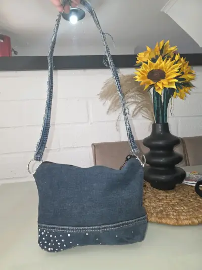 Cartera de mezclilla con detalles brillantes - miniatura 1