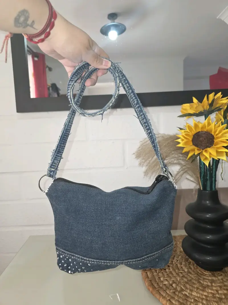 Cartera de mezclilla con detalles brillantes - 2