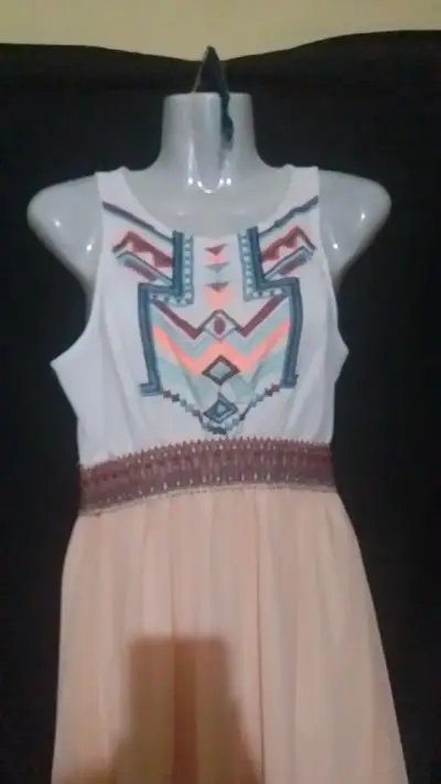 Vestido largo bohemio con bordado étnico - miniatura 2