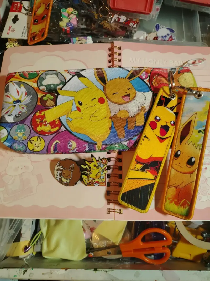 Set de accesorios Pokémon con Pikachu y Eevee