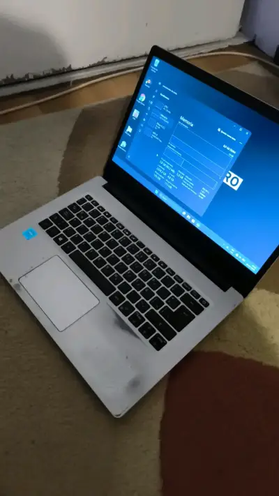 Laptop Acer con pantalla de 15 pulgadas - miniatura 1