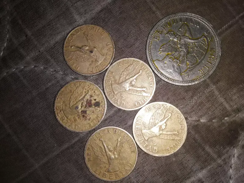 Monedas antiguas chilenas de 10 y 1 peso - 2
